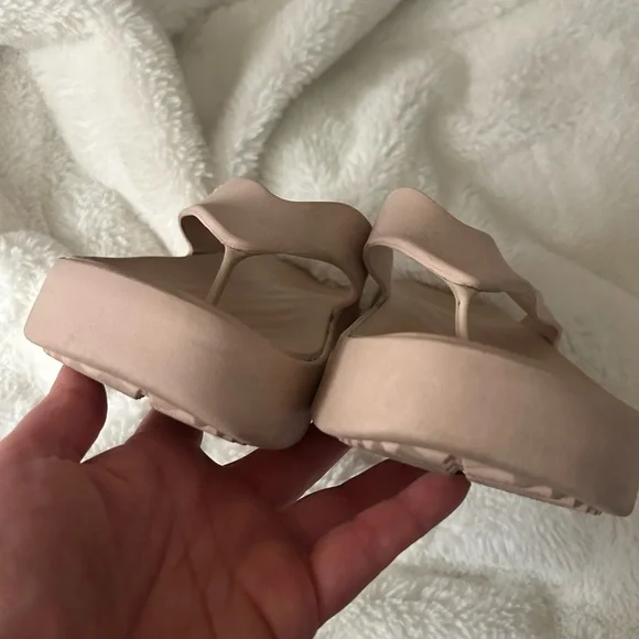 Crocs Getaway Platform Flip Flops in Quartz - Picture 7 of 11